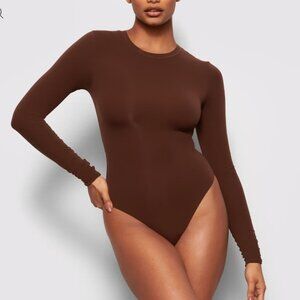 SKIMS BODYSUIT - size M (+beige SKIMS shirt FREE)